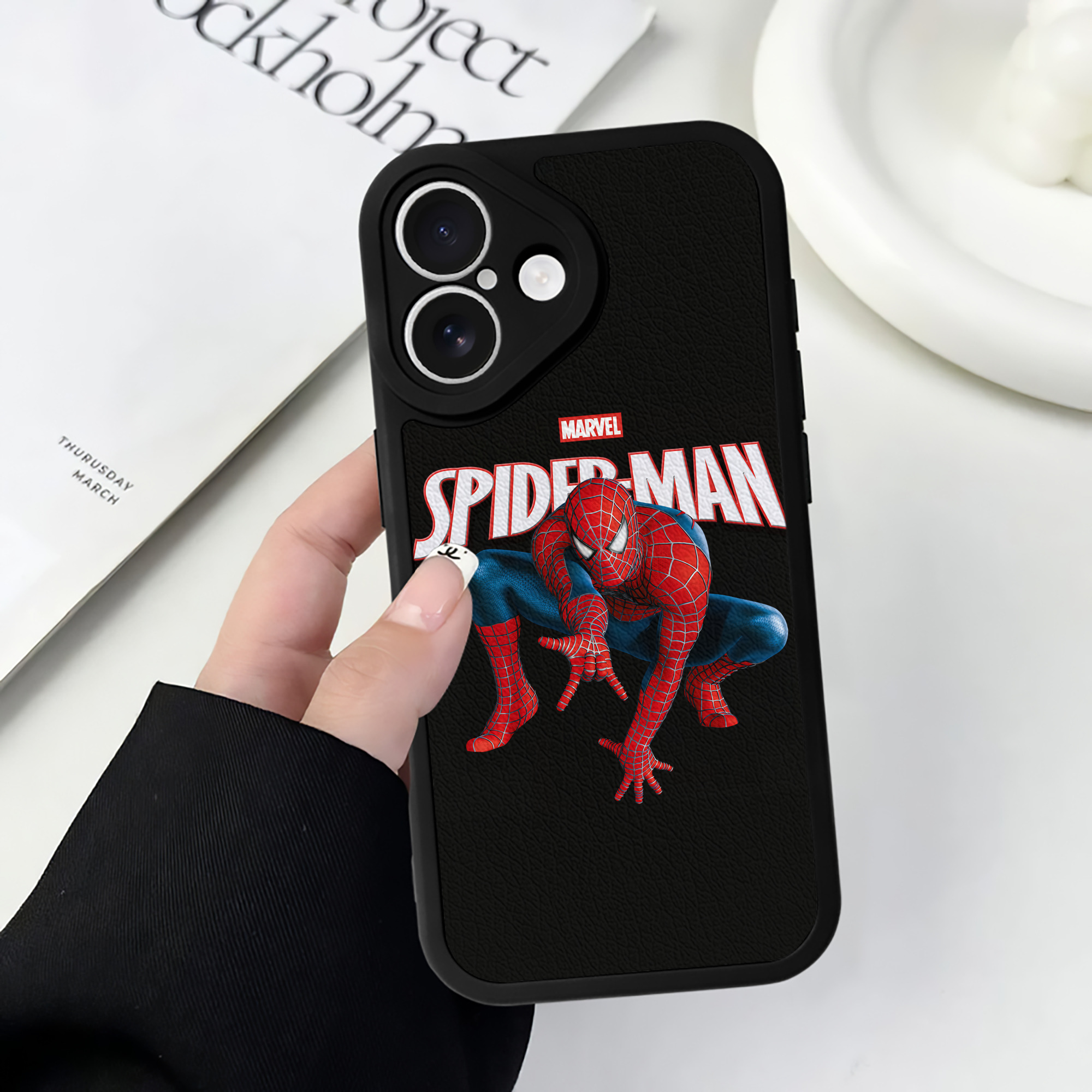 （画像用） Spider Man スパイダーマン 【iPhone 16シリーズ対応】シリコンスマホケース（レザー調） 材質：シリコン